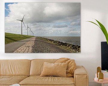 Moderne windmolens aan de dijk in Nederland van Tonko Oosterink