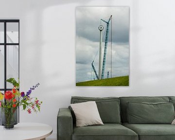 Bouw van een moderne windmolen aan de dijk in Nederland