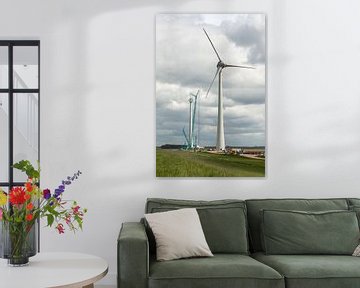 Bouw van een moderne windmolen aan de dijk in Nederland