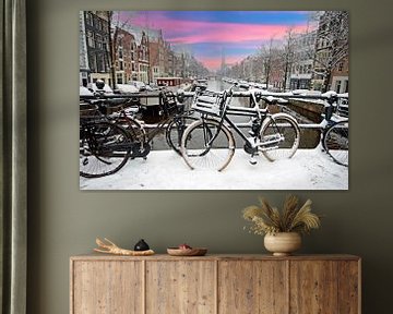 Besneeuwd Amsterdam bij zonsondergang met de Westerkerk in Nederland van Eye on You