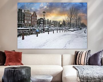 Besneeuwd Amsterdam in de winter bij zonsondergang in Nederland van Eye on You
