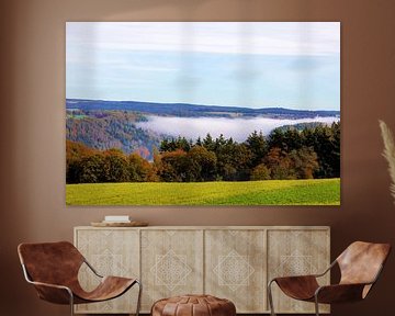 Vallei met velden, bossen in herfst met mist en wolken van Andreas Freund