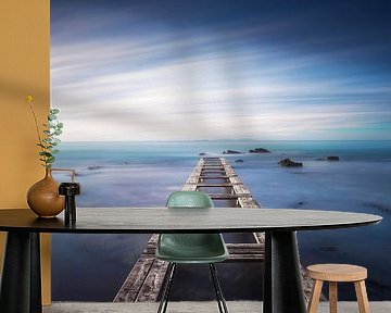 Houten pier in een blauwe zee. Livorno, Langdurige belichting