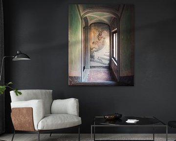 Smalle Verlaten Trap met Fresco. van Roman Robroek - Foto's van Verlaten Gebouwen