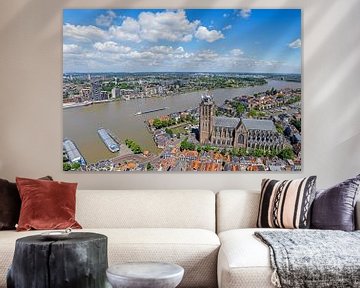 Luchtfoto van het stadje Dordrecht met Onze Lieve Vrouwenkerk in Nederland van Eye on You