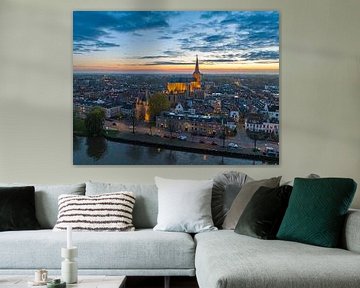 Kampen aan de oevers van de IJssel tijdens zonsondergang