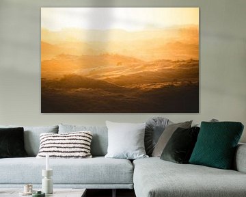 Oranje zonsondergang landschap met hooglander van Graphx