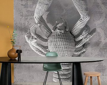 Der Hummer. Auf verwittertem Grund. Taupe.