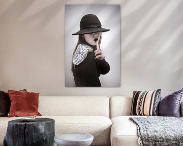 Intrigerende Vrouw met Zwarte Hoed en Smeltende Klok - Tijdloze Mystiek Wanddecoratie van Elianne van Turennout