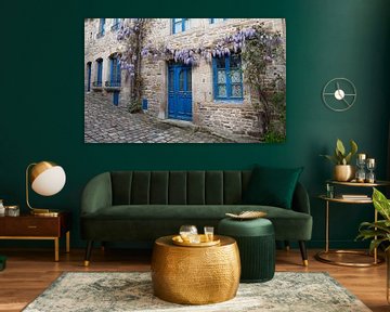 blauwe deur en ramen van een oud huis in frankrijk met bloemen van ChrisWillemsen