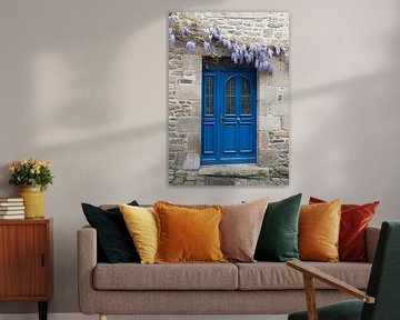 blauwe deur en ramen van een oud huis in frankrijk met bloemen van ChrisWillemsen