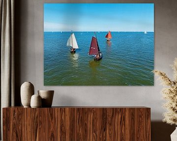 Luchtfoto van ouderwetse jollen op het IJsselmeer in Nederland van Eye on You