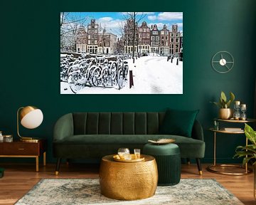 Besneeuwd Amsterdam in de winter in Nederland van Eye on You