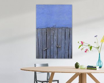 Blauwe muur met houten planken