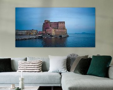 Napels - Castel dell'Ovo en het eiland Capri bij zonsondergang van t.ART