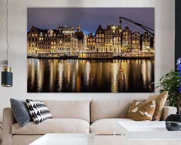 Aan de mooi verlichte Amsterdamse grachten! van Peter Haastrecht, van