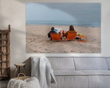 Samen op zaterdag de krant op het strand lezen