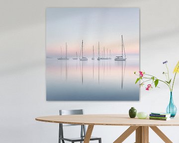 Creatieve Abstracte Afbeelding Van Zeilboten Op Een Dromerige Zee van Karina Brouwer