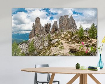 Cinque Torri in de Dolomieten tijdens de lente