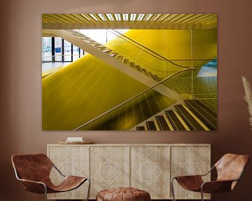 Gele reflecties in trappenhuis van Stedelijk Museum van Erwin Blekkenhorst