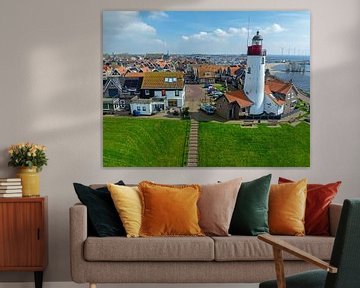 Luchtfoto van de vuurtoren in het historische stadje Urk aan het IJsselmeer in Nederland van Eye on You