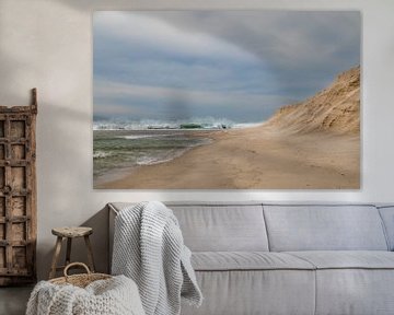 Golven met schuimkoppen, goudgeel stuivend strandzand, aan de kust van de Atlantische Oceaan bij Obidos, Portugal. van Marjolein Zijlstra