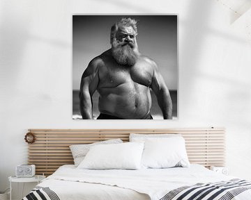 Bärtiger Mann am Strand von BEARpictureart
