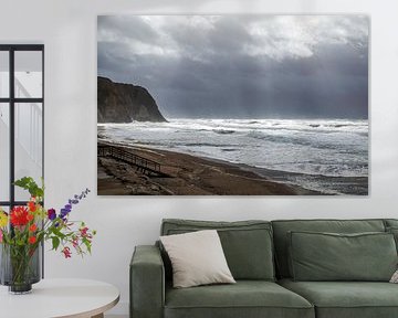 Atlantikküste in der Nähe von Colares, Portugal, bei schwerem stürmischen Wetter. von Marjolein Zijlstra