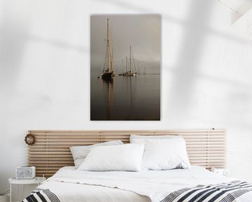Creatieve Visie Op Zeilboten In Beweging Onder Een mistige Zomerlucht van Karina Brouwer