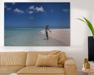 Man in paradise, Cook Islands van Erwin Blekkenhorst