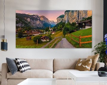 Panorama en zonsopkomst in Lauterbrunnen, Zwitserland van Henk Meijer Photography