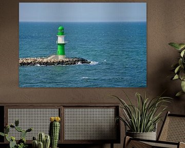Groene, witte vuurtoren aan de Oostzee