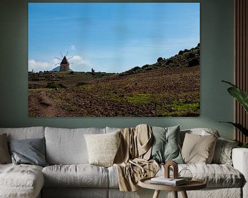 Oude Spaanse windmolen in desolaat landschap San Jose, Almeria. van Marjolein Zijlstra