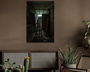 Urbex donkere stoel in een gang van Zoë Verbruggen