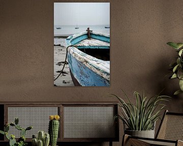 Verweerde boot op het strand van Poster Art Shop