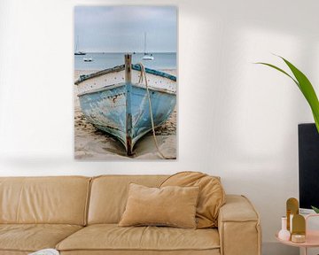 Verlaten boot op het strand van Poster Art Shop