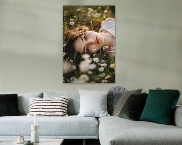 Beauté rêveuse dans un champ de fleurs sur Poster Art Shop