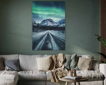 Noorderlicht boven een besneeuwde weg van Poster Art Shop