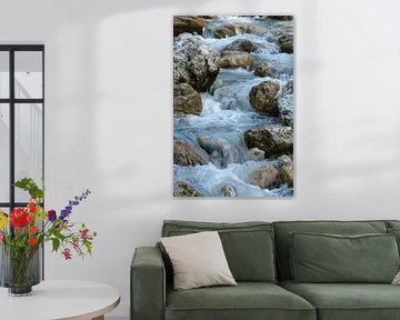 Clapotis sur la rive rocheuse d'un ruisseau sur Poster Art Shop