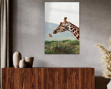 Giraffe en vlinder in dialoog van Poster Art Shop