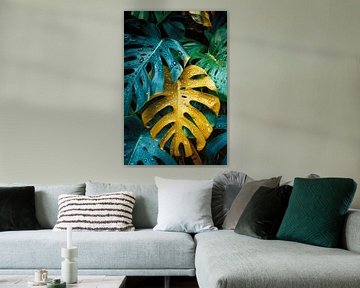 Tropische Blätter im Regenwasser von Poster Art Shop