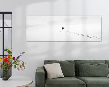 Eenzame stappen in de sneeuw van Poster Art Shop