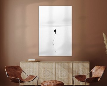 Eenzame stappen in de sneeuw van Poster Art Shop