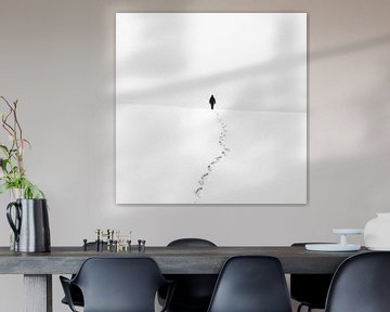 Eenzame stappen in de sneeuw van Poster Art Shop