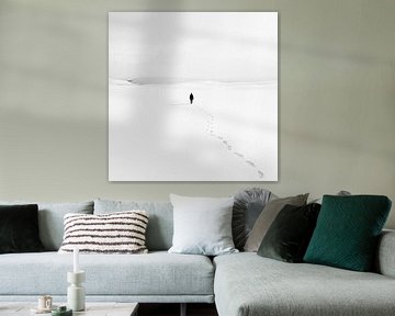 Eenzame stappen in de witte sneeuw van Poster Art Shop