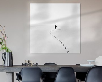 Eenzame stappen in de sneeuw van Poster Art Shop