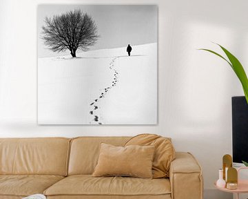 Eenzame stappen in de sneeuw van Poster Art Shop