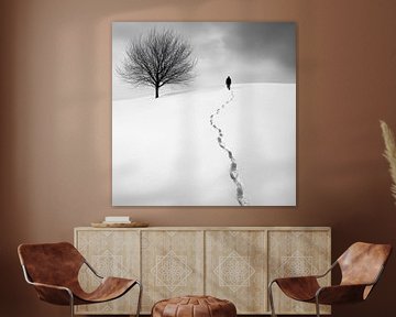 Eenzame stappen in de sneeuw van Poster Art Shop