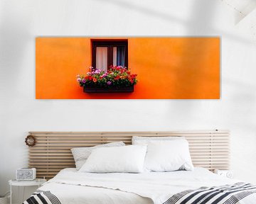 Balcon fleuri devant un mur orange sur Poster Art Shop