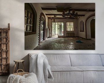 Verlaten Hal met Gebroken Plafond van Het Onbekende